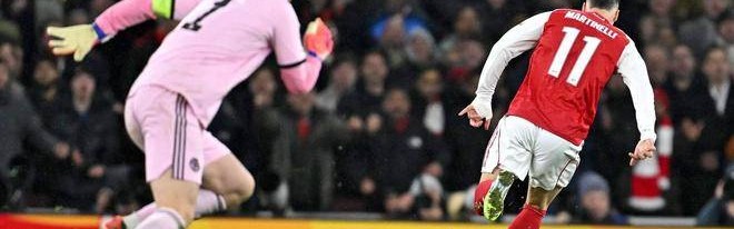 诺伊尔狼狈失误,马丁内利激情滑跪,塔子哥振臂,全场沸腾堪比夺冠