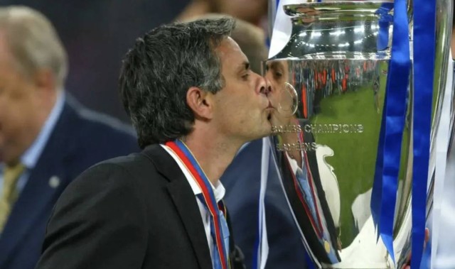 揪心！16轮不败却落后10分！800万欧冬窗补强，穆里尼奥还能续命吗？