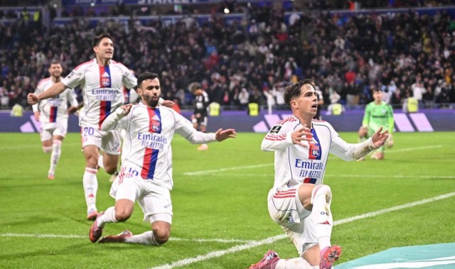 20岁葡萄牙新星世界波助里昂逆转斯特拉斯堡，终结2连败并升至法甲第4