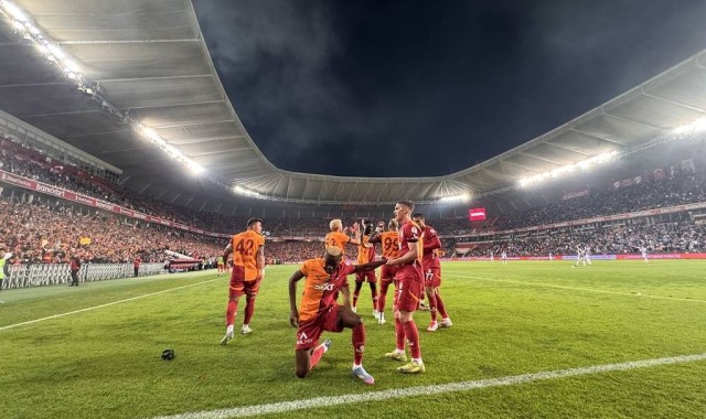 爆！奥斯梅恩转会截止日曝光！曼联“变心”锁定新猎物，沙特金元足球再掀波澜？