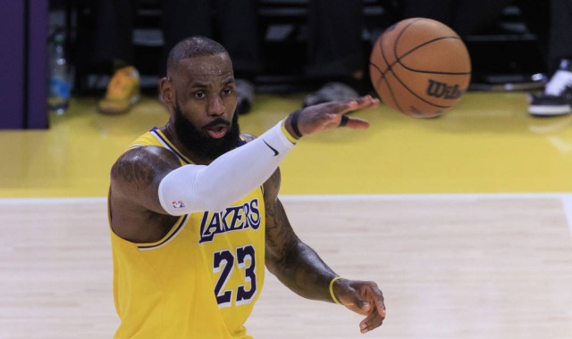 美记：一旦詹姆斯退役 各大转播平台将激烈争夺他