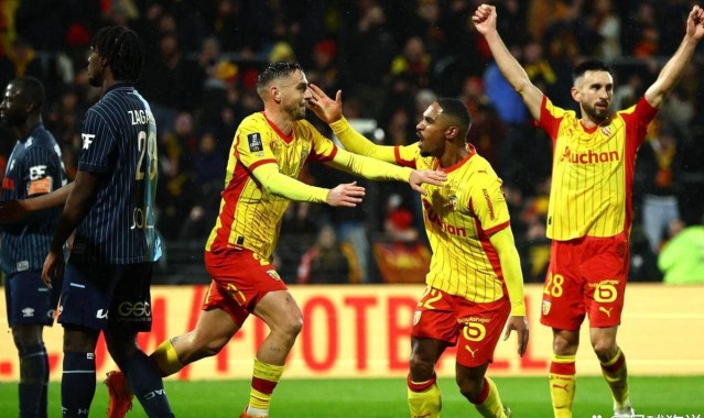 朗斯1-0小胜劲敌，成功登顶法甲榜首，大黑马崛起直指冠军