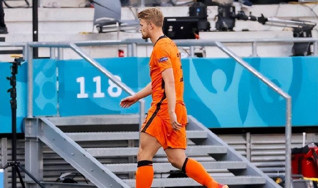 世界杯梦碎、赛季报销？曼联两任教练，都没能治好德里赫特的背伤