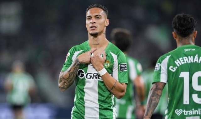 一日英超动向：曼城再具争冠实力，萨拉赫猛批斯洛特引发矛盾