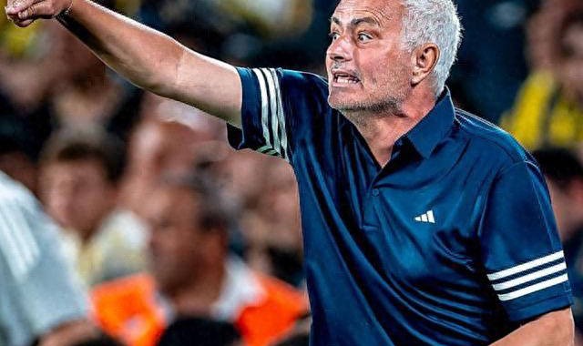 穆帅率队逆转淘汰范佩西，欧冠正赛仅一步之遥！